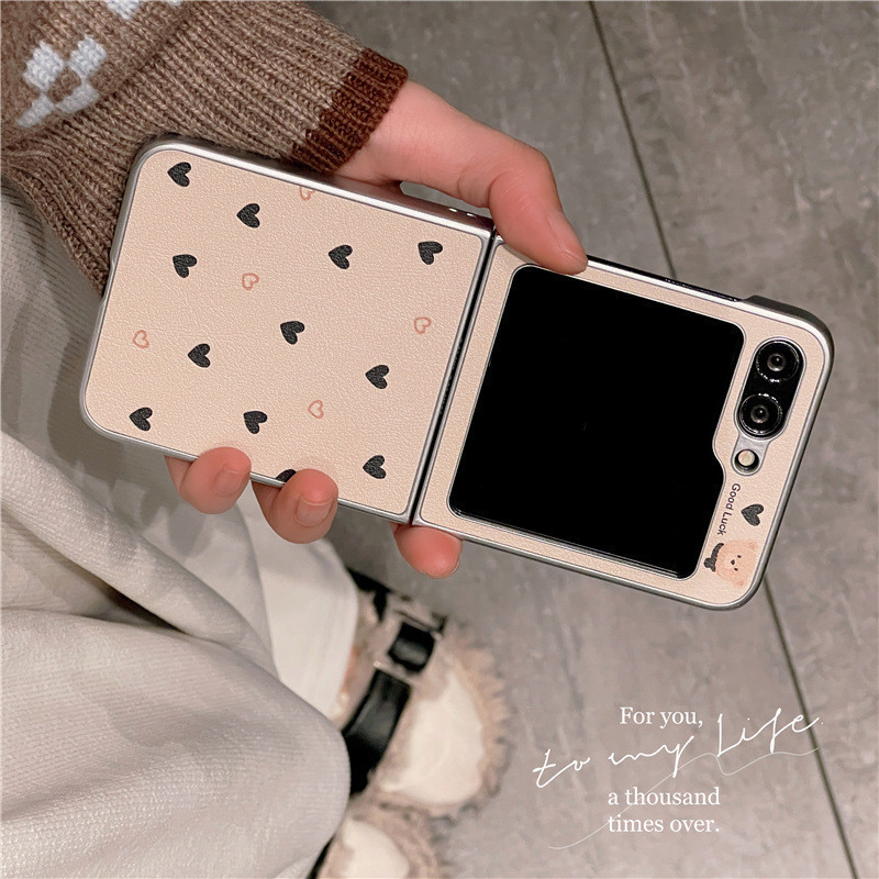 Samsung Cases เคสโทรศัพท์มือถือหนังแกะ PC ลายหมีหัวใจน้อย พร้อมสายโซ่คล้อง สําหรับ Samsung Galaxy Z Flip 5/4/3/6