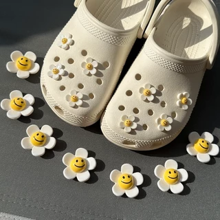 Ins ดอกไม้ดอกทานตะวัน Smile Daisy jibbits สําหรับ crosc สาว Charm ปุ่ม DIY อุปกรณ์เสริมสําหรับผู้หญิงรองเท้าหัวเข็มขัดรองเท้าตกแต่ง NO รองเท้า