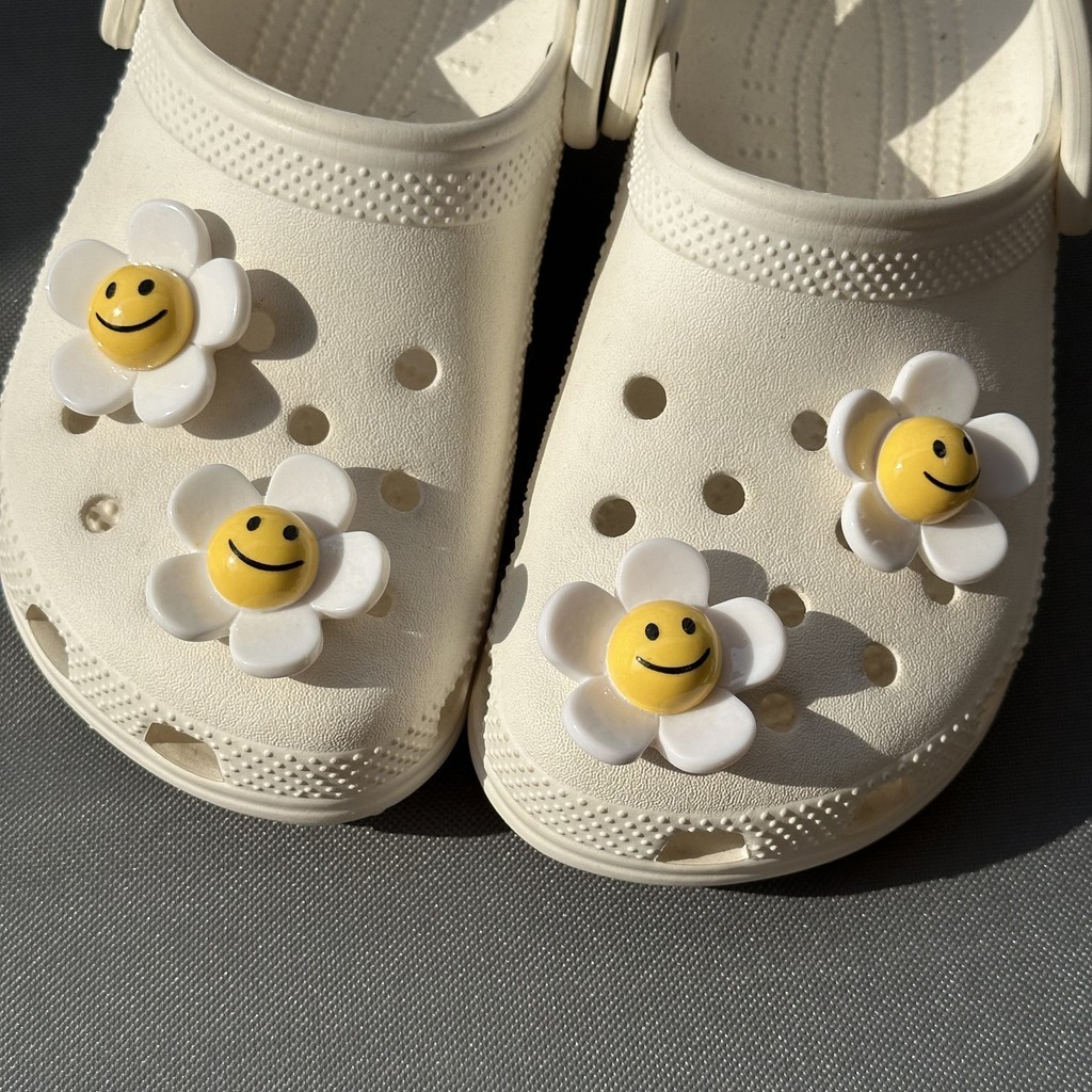 Ins ดอกไม้ดอกทานตะวัน Smile Daisy jibbits สําหรับ crosc สาว Charm ปุ่ม DIY อุปกรณ์เสริมสําหรับผู้หญิงรองเท้าหัวเข็มขัดรองเท้าตกแต่ง NO รองเท้า