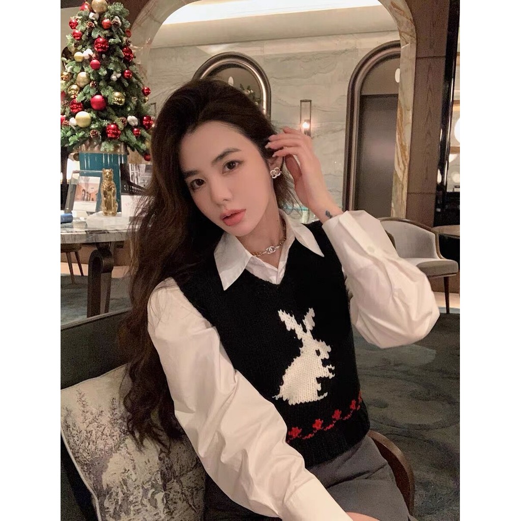 Qiu Rouyao ฤดูใบไม้ผลิสไตล์ใหม่เสื้อเชิ้ตสีขาวรอบคอกระต่ายสั้นรูปแบบออกแบบ Slimmer ดูถักเสื้อกั๊กผู้