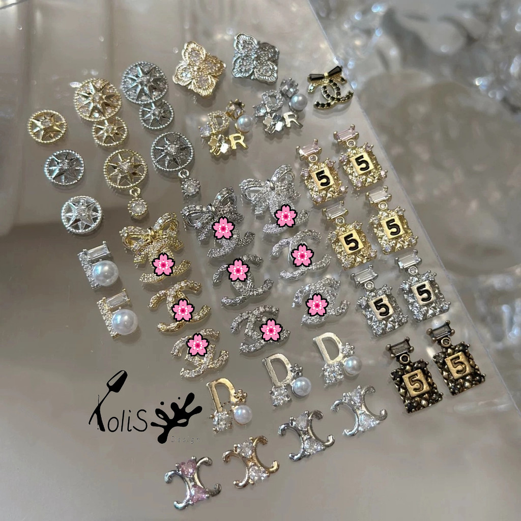 {French 18K Letter diy Nails Diamond} โคลี สินค้าใหม่แสงหรูหราแบรนด์ใหญ่เพทายขวดน้ําหอม ส่วนโค้ง ของ ไทรออมฟ์ น้ําหอมขนาดเล็กโลโก้เครื่องประดับมุกกรอบกลมสวมใส่ผลิตภัณฑ์สําเร็จรูปเล็บแพทช์วัสดุต่อ