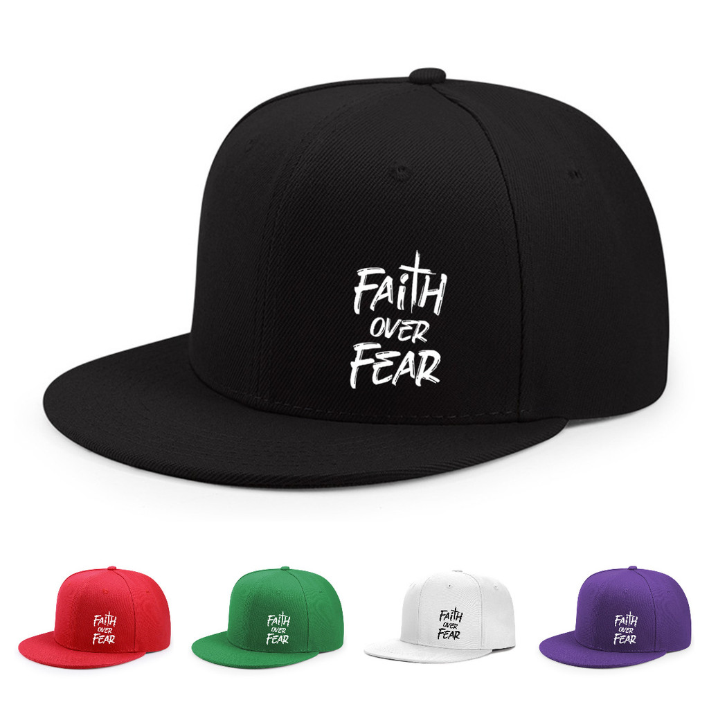 หมวกปีกแบนลําลองแบบปรับได้ พิมพ์ลาย "faith triumphs over fear"