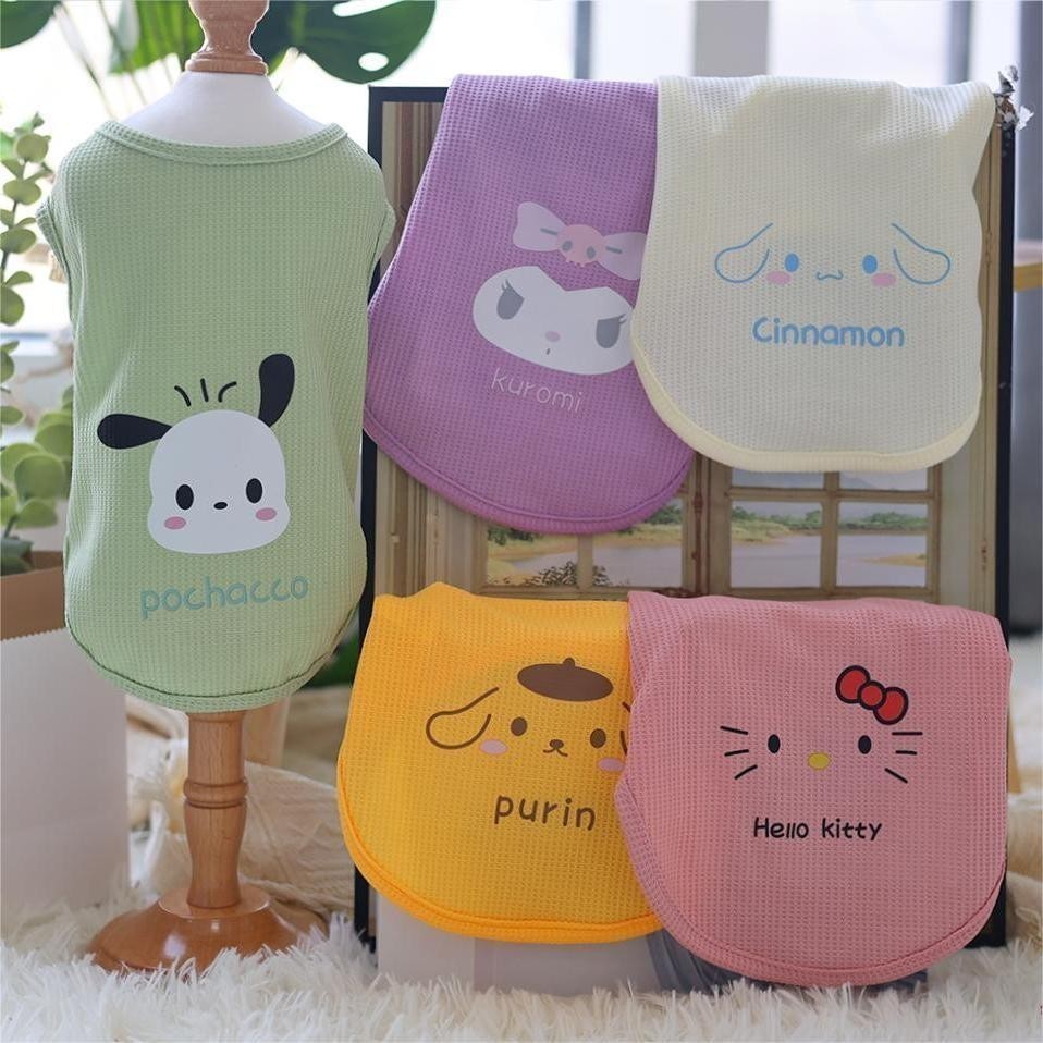 SANRIO สุนัขและแมวฤดูใบไม้ผลิและฤดูร้อนเสื้อกั๊กสัตว์เลี้ยงฤดูใบไม้ผลิและฤดูใบไม้ร่วงการ์ตูนแฟชั่นวาฟเฟิลเสื้อกั๊ก ซานริโอ พิมพ์น่ารักเสื้อผ