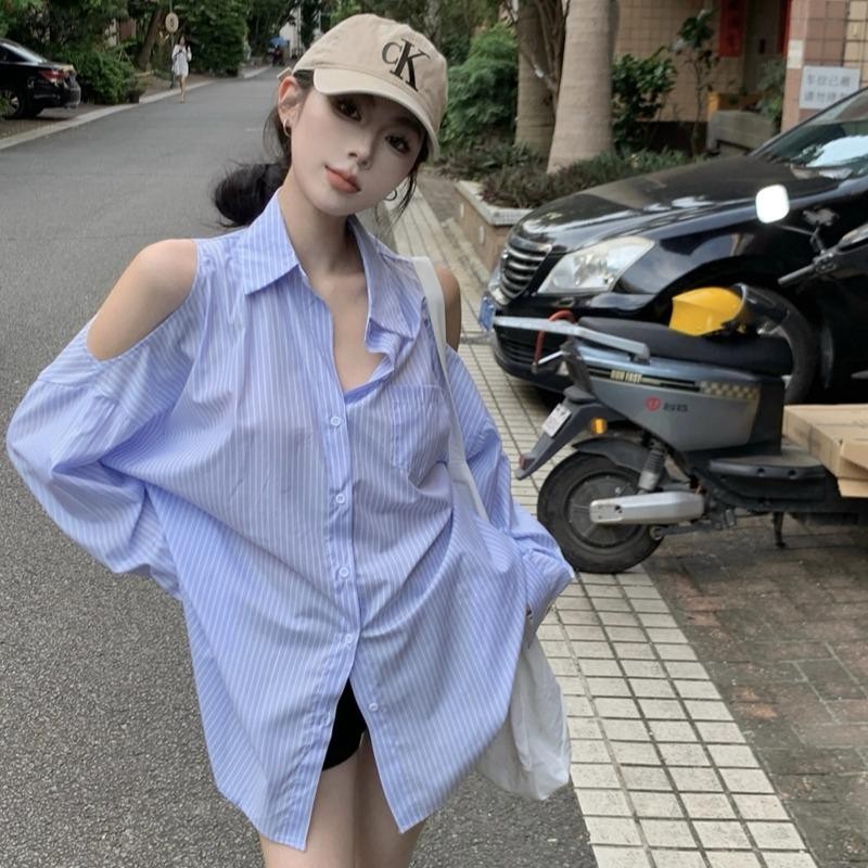 Grace เสื้อแขนเว้าไหล่คนอวบ เสื้อเชิ้ตแขนยาวลายทางสีน้ำเงิน เสื้อปาดไหล่ทรงหลวม เสื้อเชิ้ตผ้าฝ้ายเนื้อบางสีฟ้า #W435