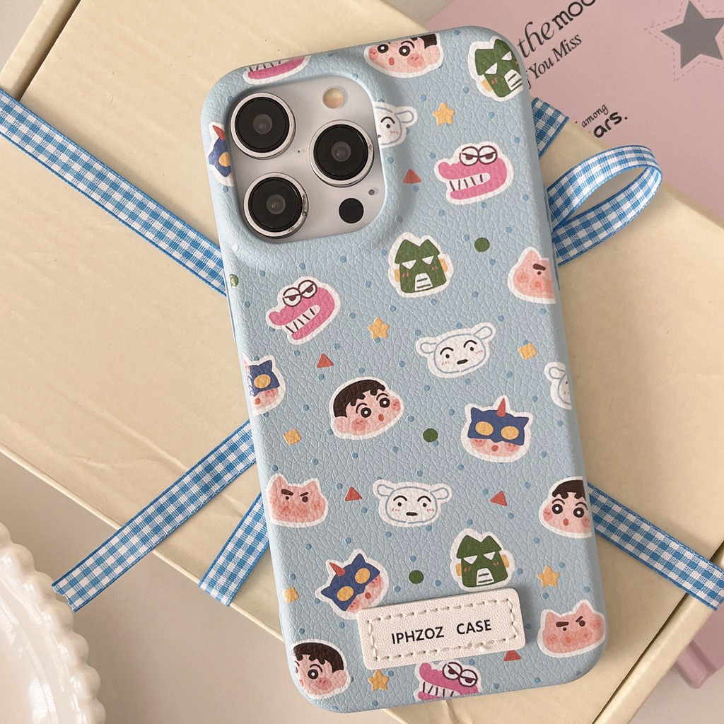 ปลอกสําหรับ iPhone 15 Pro Max 16 11 14 12 13PM Crayon Shin-Chan รูปแบบการ์ตูน Sky Blue กันกระแทกหนัง PU TPU Anti-scratch เคสโทรศัพท์ฝาครอบ Fall-proof เกราะป้องกัน