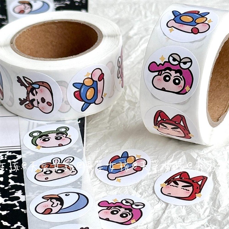 เครยอนชินจังสติ๊กเกอร์ม้วน500ชิ้นสร้างสรรค์ตกแต่งการ์ตูนคู่มือสติกเกอร์บัตรปิดผนึกม้วนของขวัญเด็ก