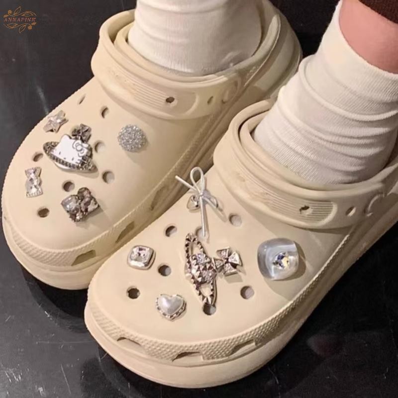 ชุดอุปกรณ์ประดับรองเท้า Hello Kitty สำหรับคนรักความน่ารักและสร้างสรรค์