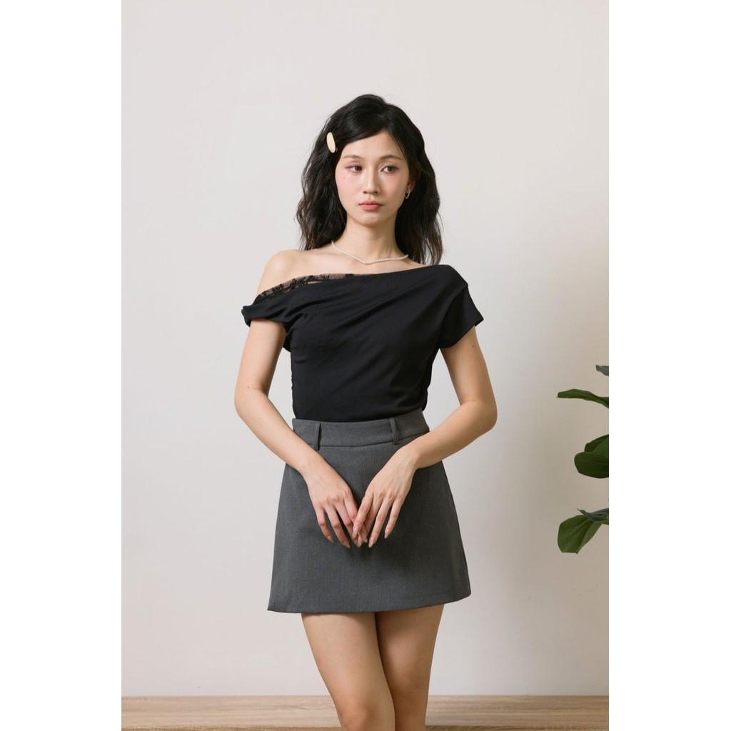 Roxanne เสื้อลูกไม้ไหล่เย็น สีดํา