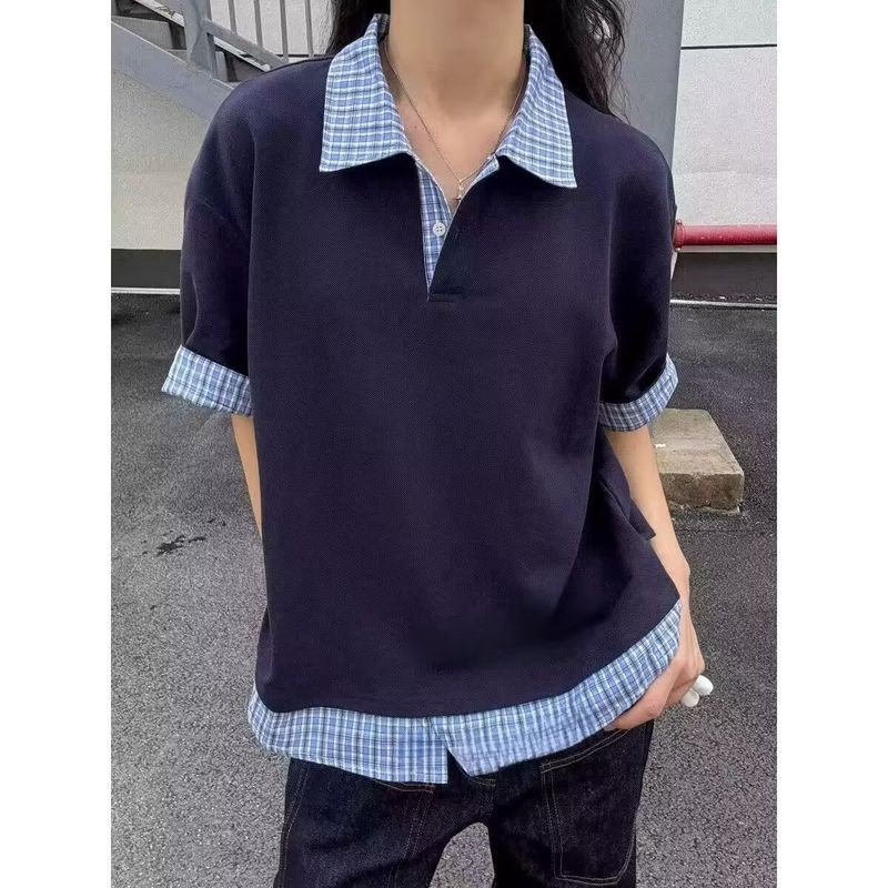 ผู้ชายเสื้อโปโลฤดูร้อนสไตล์วิทยาลัยปลอมสองชิ้นแฟชั่นลายสก๊อตเย็บเกรดสูงแขนสั้น