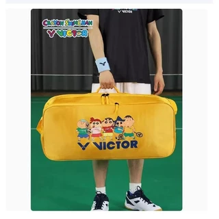 Wickdo VICTOR กระเป๋าแบดมินตัน Crayon Shin-Chan Co-Branded BR5601CS กระเป๋าเป้สะพายหลังสี่เหลี่ยมกระเป๋าสะพายแนวทแยงความจุขนาดใหญ่เทนนิสมัลติฟังก์ชั่น