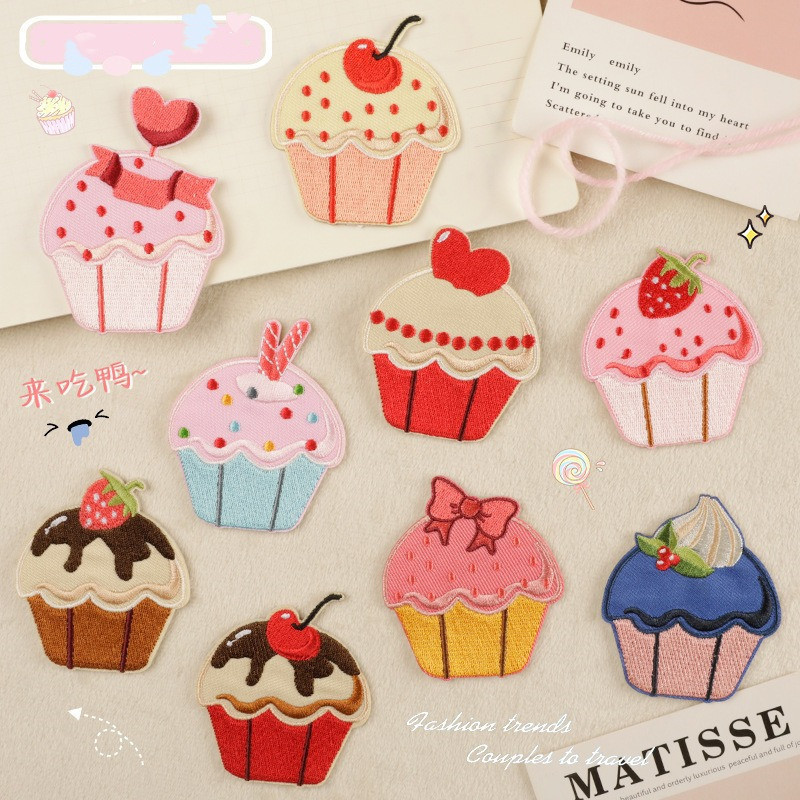 ขนมหวาน Q-1:แพทช์สติ๊กเกอร์มีกาวในตัว Cupcakes หวานๆ 1 ชิ้น DIY เหล็กบนเย็บเสื้อผ้ากระเป๋าอุปกรณ์เสริมตกแต่งป้ายแพทช์