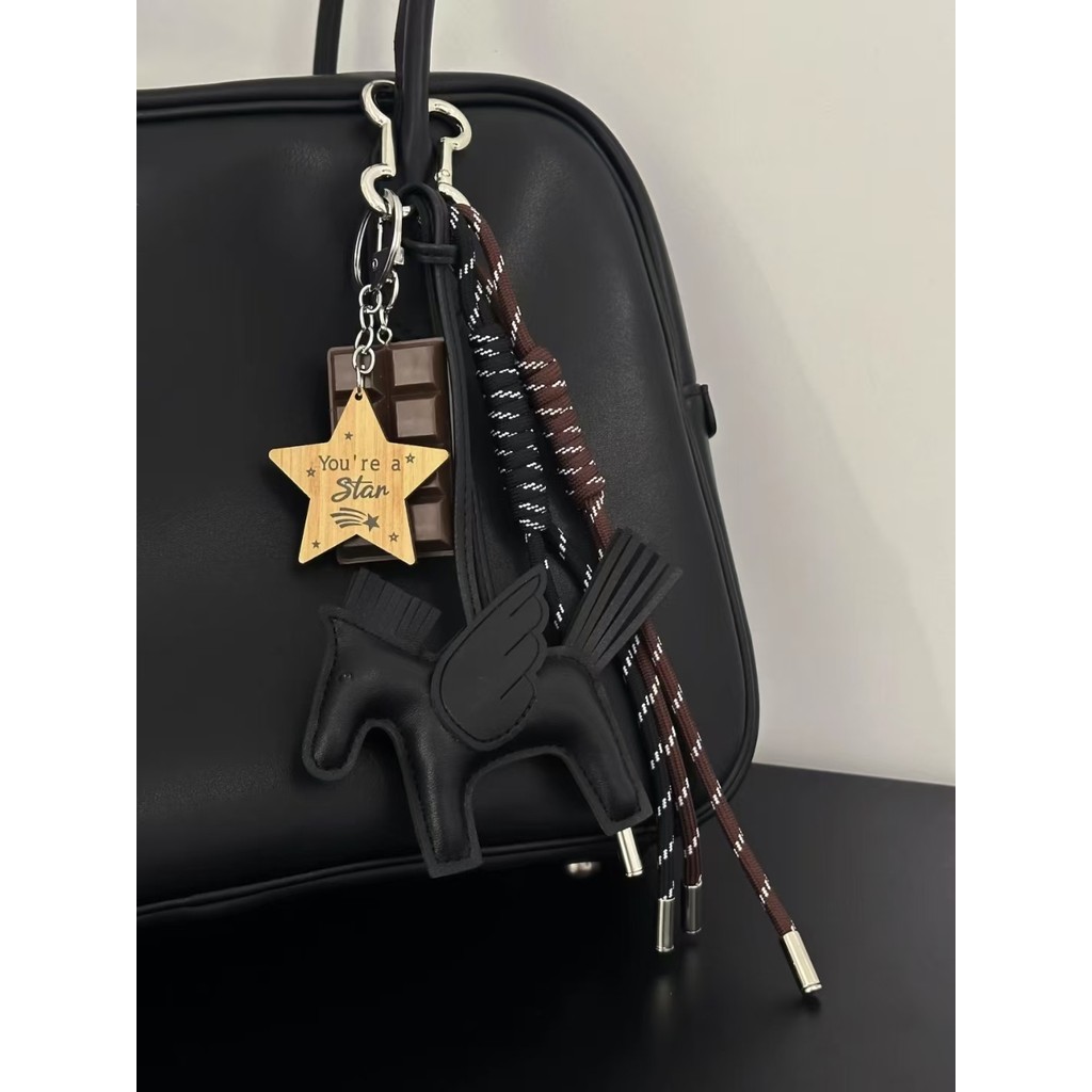 ห้อยกระเป๋า พวงกุญแจรถ keychain พรีเมี่ยมสีดำเล็กๆน้อยๆเพกาซัสกระเป๋าหนังจี้สร้างสรรค์ย้อนยุค DIY เชือกเส้นเล็กถักมือไม้ดาวพวงกุญแจสุนัขพันธุ์ดัชชุนกระเป๋าตกแต่งได้ bag charm สามารถแขวนบนกระเป๋า miumiu/กระเป๋าหนัง/โทรศัพท์มือถือ/ของตกแต่งภายในรถยนต์/กุญแจ