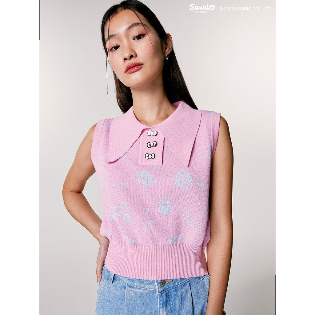 Pomelo x Hello Kitty เสื้อกั๊กดีเทลกระดุมที่คอปก เป็นมิตรต่อสิ่งแวดล้อม / Pomelo x Hello Kitty Susta