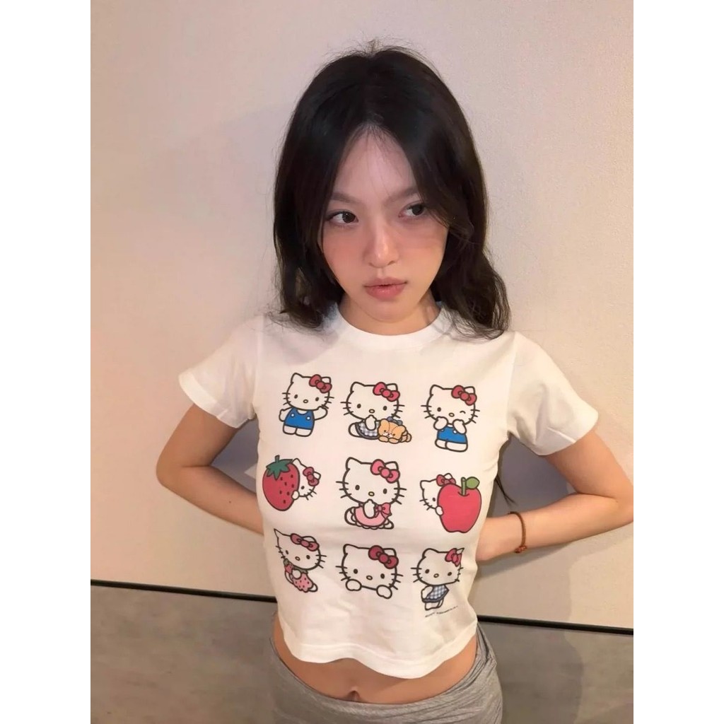 ไหล่ตรงสไตล์อเมริกัน HelloKitty เสื้อยืดแขนสั้นหวานและเย็นสําหรับผู้หญิงในฤดูร้อนสไตล์สั้นทรงเข้ารูปสีขาวอินเทรนด์ Hello Kitty ด้านบน