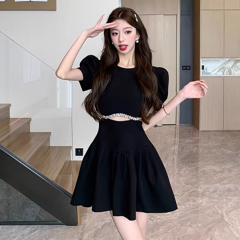 เดรสกระโปรงแขนสั้น รุ่นซิปหลังซ่อน แต่งโชว์เอวปักหัวใจ สไตล์เกาหลี น่ารักมาก ปล่อยชายพลีส เก๋ๆ ผ้าฮานาโกะ