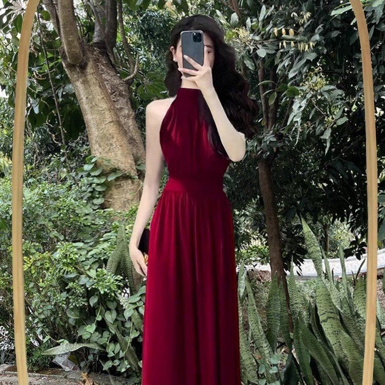 เดรสแขนสั้นเชือกแขวนคอนี้สีดำสำหรับผู้หญิง 2026 ฤดูร้อนใหม่สไตล์ฝรั่งเศส กางเขนที่เอวดีไซน์หรูหรา เหมาะสำหรับสวมใส่ในงานราตรี