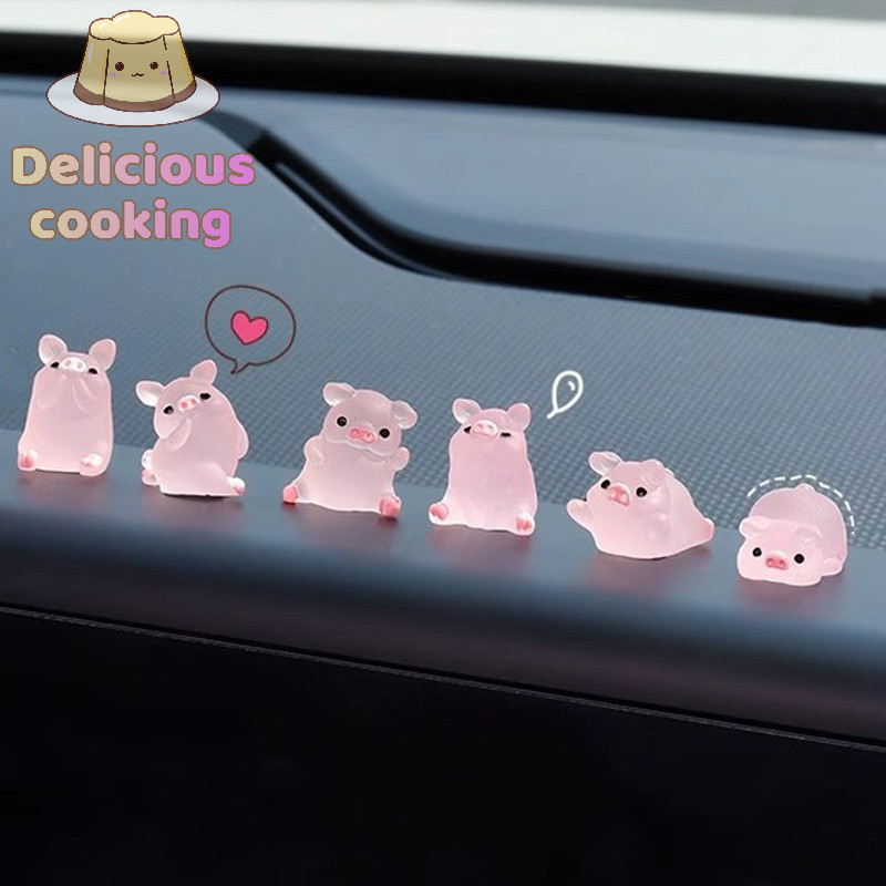 [ทําอาหารอร่อย] 6ชิ้น/เซ็ตคอนโซลกลางรถเรซิ่น แจ่มใส หมูสีชมพูตุ๊กตาเครื่องประดับกระจกมองหลังรถยนต์ตกแต่งจักรยานอุปกรณ์ตกแต่งภายในอัตโนมัติ [ใ