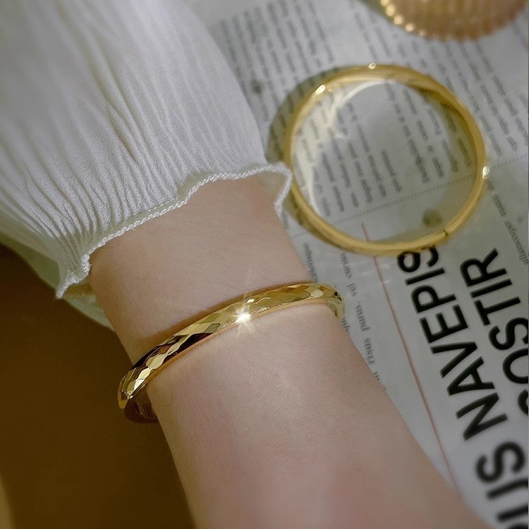 Simple Diamond-Shaped Boguanglin สร้อยข้อมือเหล็กไทเทเนียมหญิง K-Plated Gold Influencer สร้อยข้อมือหัวเข็มขัดไม่จางหายสร้อยข้อมือบรรยากาศ