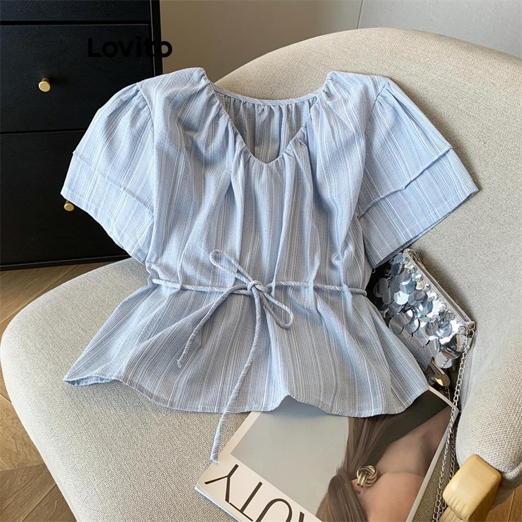 Lovito เสื้อเบลาส์ผู้หญิง ผูกเชือก ลายทาง สไตล์ลำลอง LNE62445