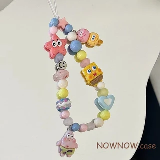 การ์ตูนน่ารักสร้อยข้อมือ 3D ตุ๊กตา SpongeBob SquarePants M เชือกถั่วพวงกุญแจหูฟังบลูทูธจี้เหมาะสําหรับโทรศัพท์มือถือทุกยี่ห้อและรุ่น