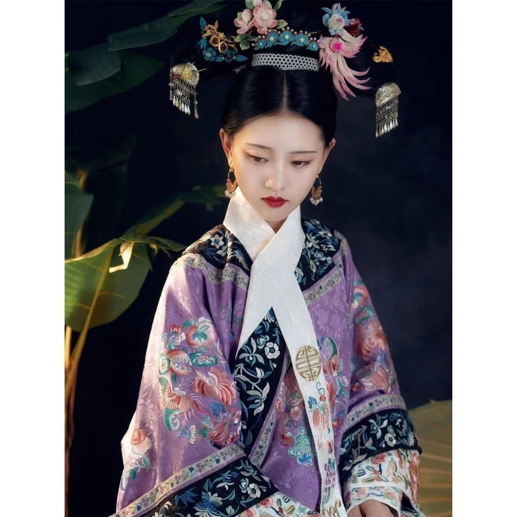 เก หนุ่มสาวนางสนมราชวงศ์ชิงสไตล์จีนย้อนยุค ฮันฟู ชุดหญิงพิมพ์ลายธงราชวงศ์ชิง