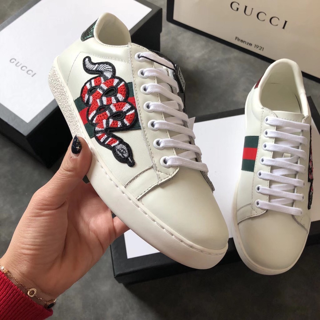 GUCCI กุชชี่ ผึ้งน้อยปักสุนัขรองเท้าสีขาวผู้หญิง/รองเท้าผู้ชายรองเท้าลําลอง