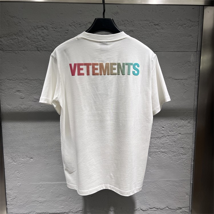 Vetements VETEMENTS ขายร้อนผู้ชายผู้หญิงสีพิมพ์เสื้อยืดแขนสั้น 806-A