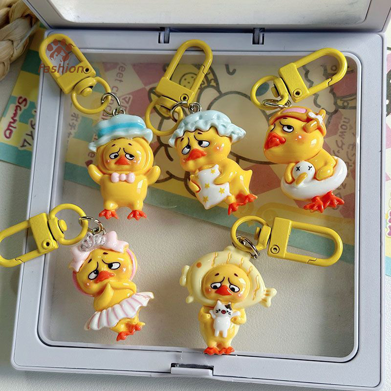 [แฟชั่น] Kawaii Upsetduck เป็ดสีเหลืองเรซิ่นตุ๊กตาพวงกุญแจจี้พวงกุญแจสําหรับสาวกระเป๋าเป้สะพายหลัง Charm หูฟังอุปกรณ์เสริมคู่ของขวัญ {TH}