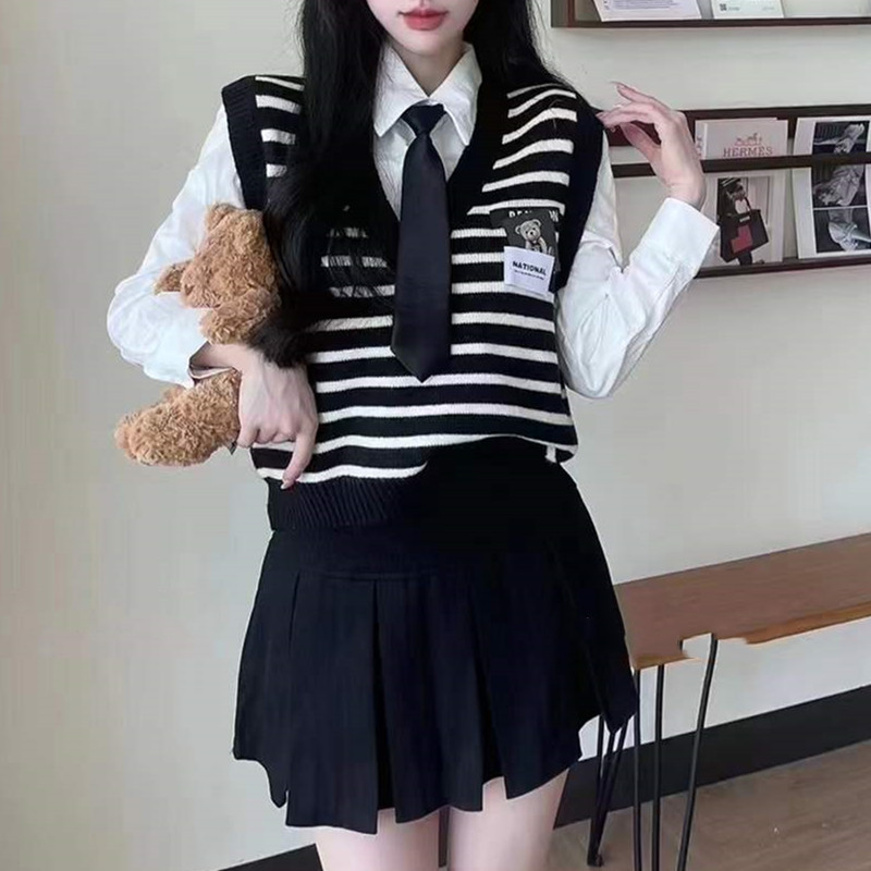 เสื้อกล้ามลายทางเสื้อถักผู้หญิงฤดูใบไม้ร่วงและฤดูหนาวแบบใหม่เสื้อตัวในทรงหลวมใส่แล้วดูผอม