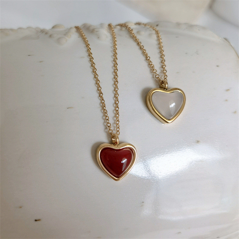 Love สร้อยคอชุบ 18K Gold Colorfast Pigeon Blood Red Agate Peach Heart สร้อยคอเหล็กไทเทเนียม Niche Ins Jewelry