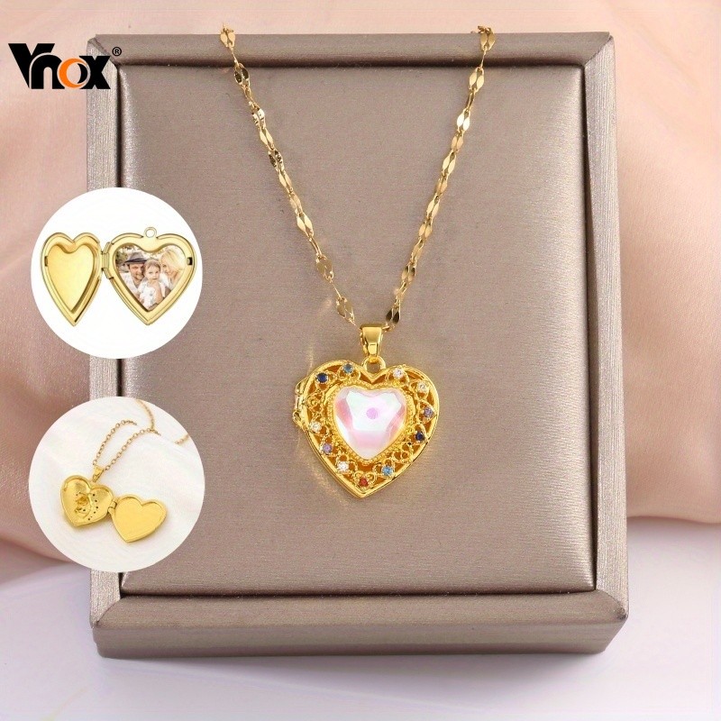 Vnox Love Zircon Openable Queen Hollow จี้สร้อยคอสําหรับ WOmen,Locket สร้อยคอถือรูปภาพแกะสลักตัวอักษร Photo Lockets