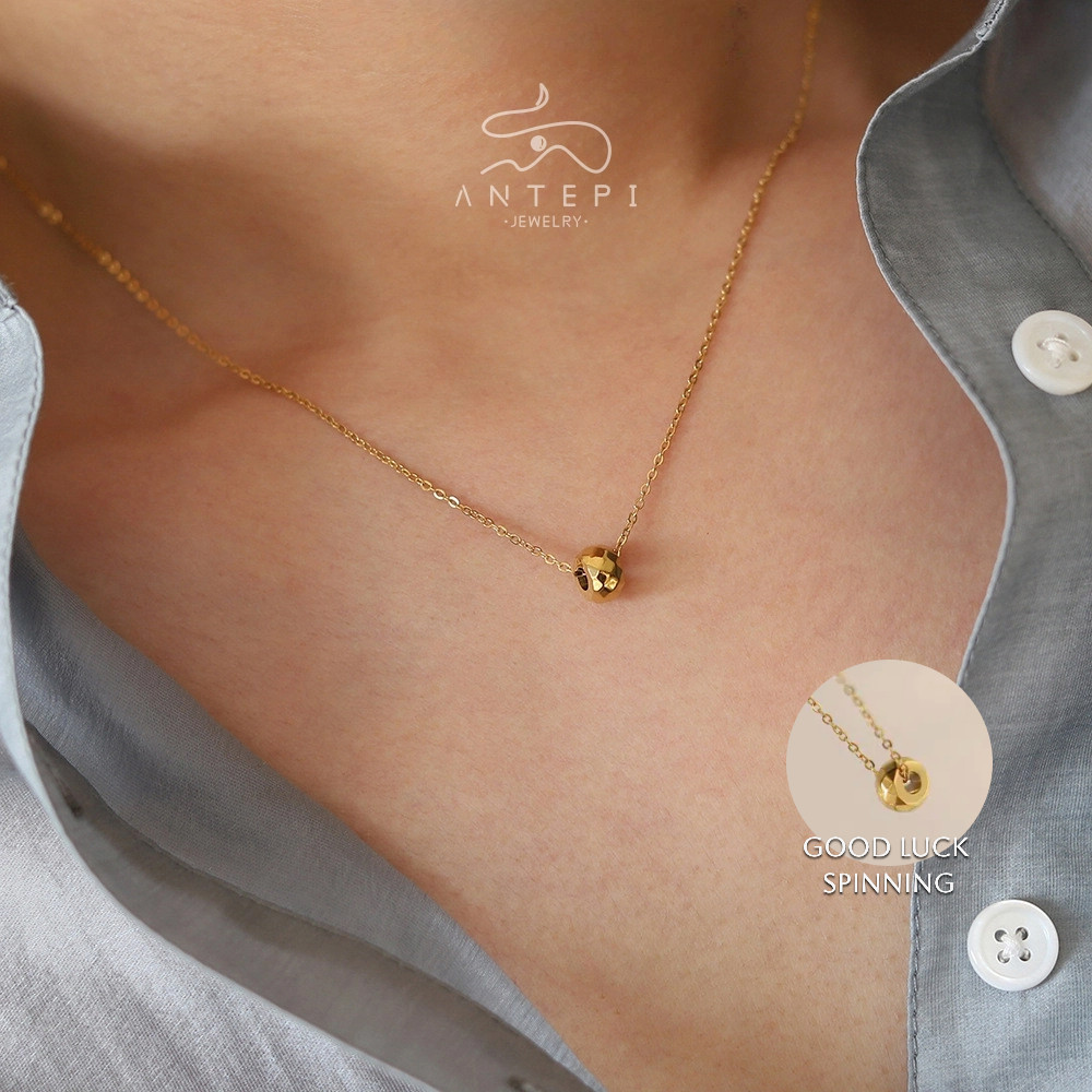 ATP สร้อยคอเพนเดนท์หมุนได้นําโชค · เครื่องประดับกันน้ําสแตนเลสชุบทอง 18K สําหรับผู้หญิง