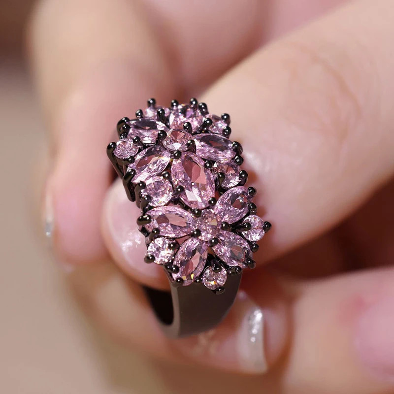 แฟชั่น 925 เงิน Chic โลหะสีดําสีแหวนผู้หญิง Luxury Bright Pink Zirconia เครื่องประดับความงามดอกไม้อุปกรณ์เสริมสําหรับครบรอบ