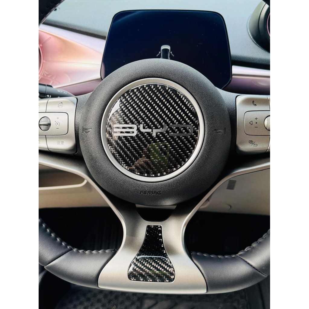 เหมาะสําหรับ BYD Dolphin Plus โลโก้พวงมาลัยสติกเกอร์คาร์บอนไฟเบอร์ Seal 0506GT Seagull e2 ตกแต่ง BYD