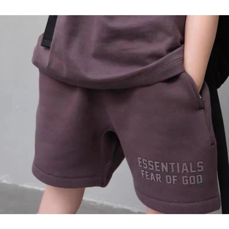 Fog FEAR OF GOD ESSENTIALS คุณภาพสูงเด็กแขนสั้นซิลิโคนโลโก้ตัวอักษรกางเกงขาสั้นลําลองเด็กชาย