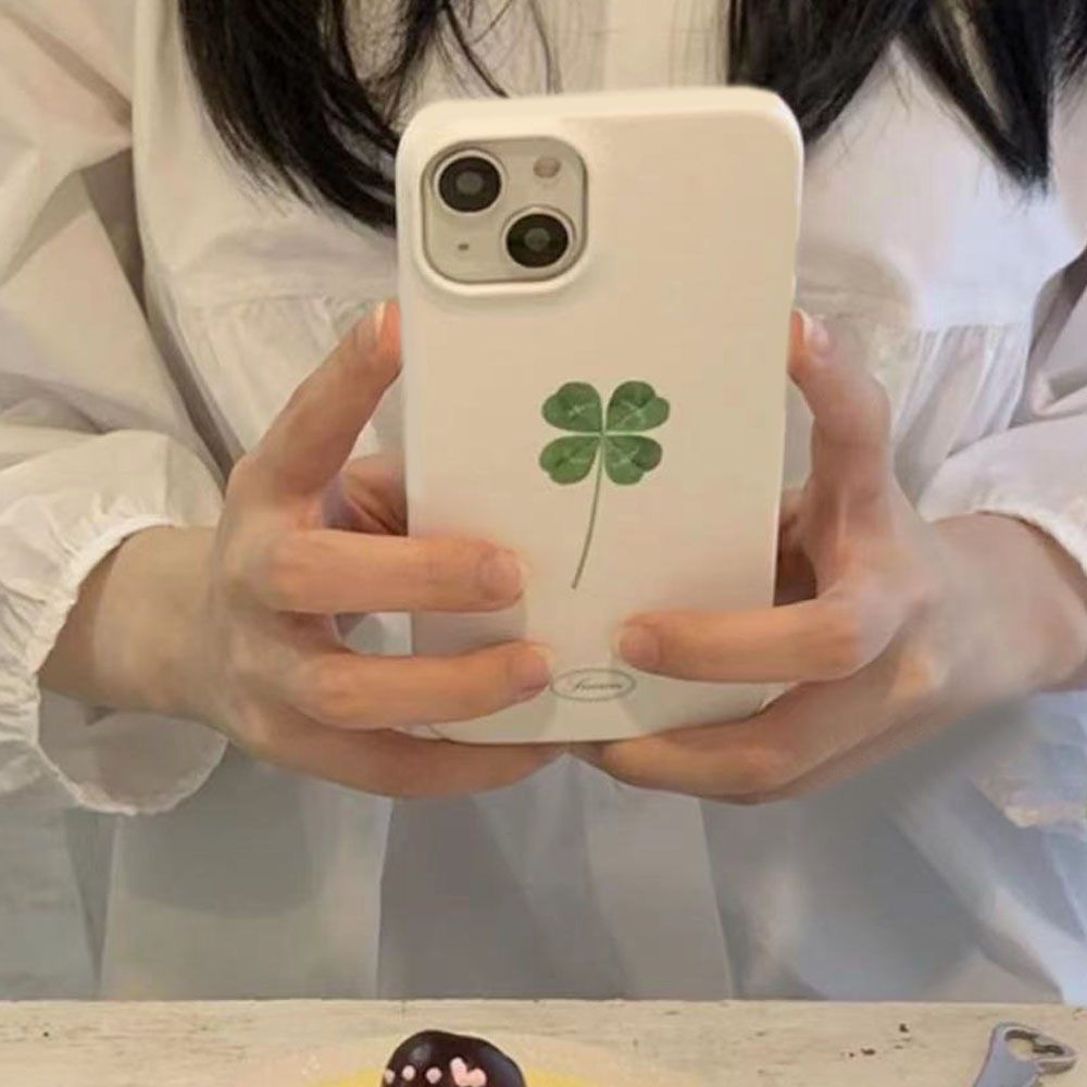 Influencer สไตล์เดียวกันโคลเวอร์สี่ใบเหมาะสําหรับ Apple 15promax เคสโทรศัพท์ 14/13/12/XR/XSMAX/8p กันกระแทก 7p เคสโทรศัพท์แบบนุ่ม