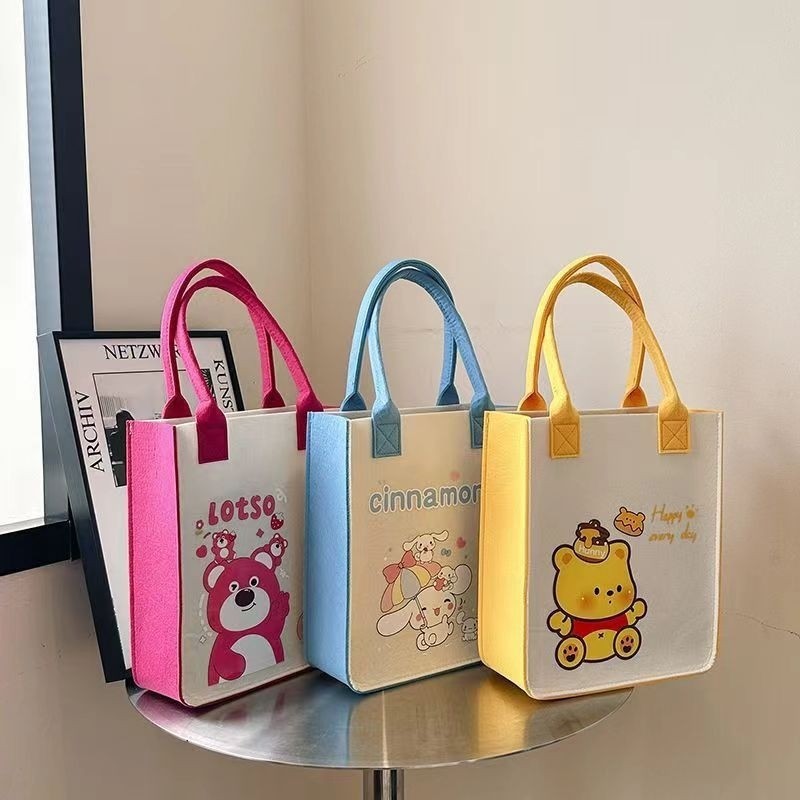 Kawaii Sanrio Hello Kitty Felt กระเป๋าการ์ตูน Kuromi Cinnamoroll Pochacco กระเป๋าสะพายมือถือขนาดใหญ่ความจุแบบพกพาถุงช้อปปิ้งเด็กผู้หญิงวันเกิดคริสต์มาสของขวัญ