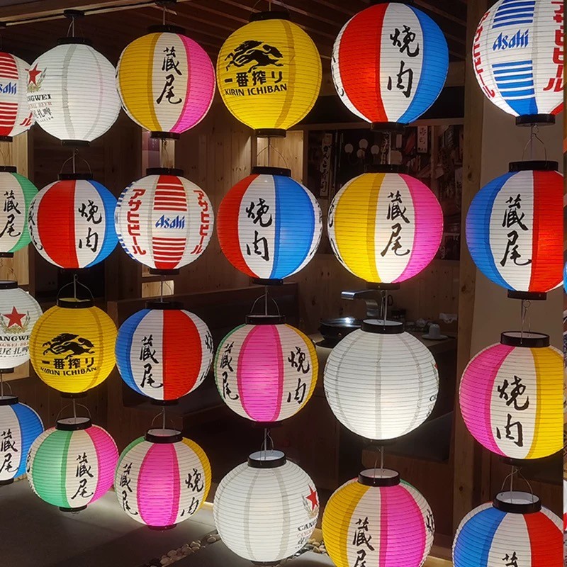 โคมไฟตกแต่งร้านอาหารญี่ปุ่นและเกาหลี รูปทรงกลมและยาว สีแดง ขาว น้ำเงิน สำหรับใช้งานกลางแจ้ง กันน้ำ วัสดุผ้าไหม ปรับแต่งได้ มีหลายแบบ