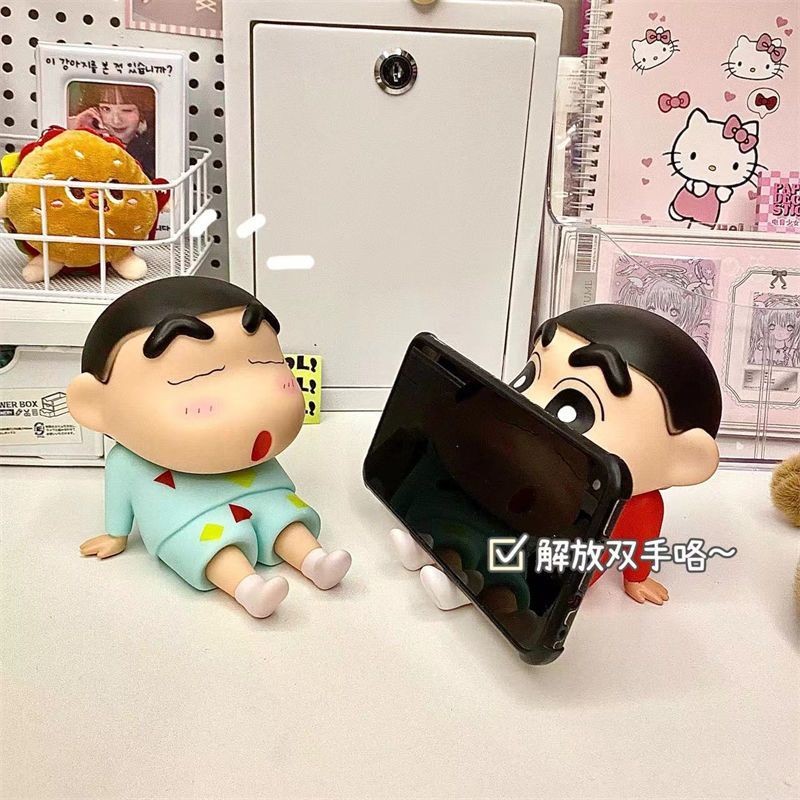 Crayon Shin-Chan ที่วางโทรศัพท์มือถือ Hand-Made ที่วางโทรศัพท์มือถือเดสก์ท็อปตกแต่งตุ๊กตาตุ๊กตาชุดของขวัญ