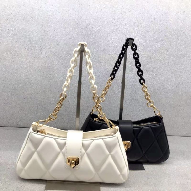 C Arwen Quilted Chunky Chain Bag