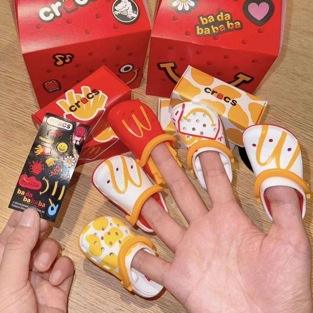 2024 ใหม่ McDonalds X Crocs Cave รองเท้าจี้ของที่ระลึกจํากัด McDonalds Crocs Mini พวงกุญแจ Finger Tip ของเล่น