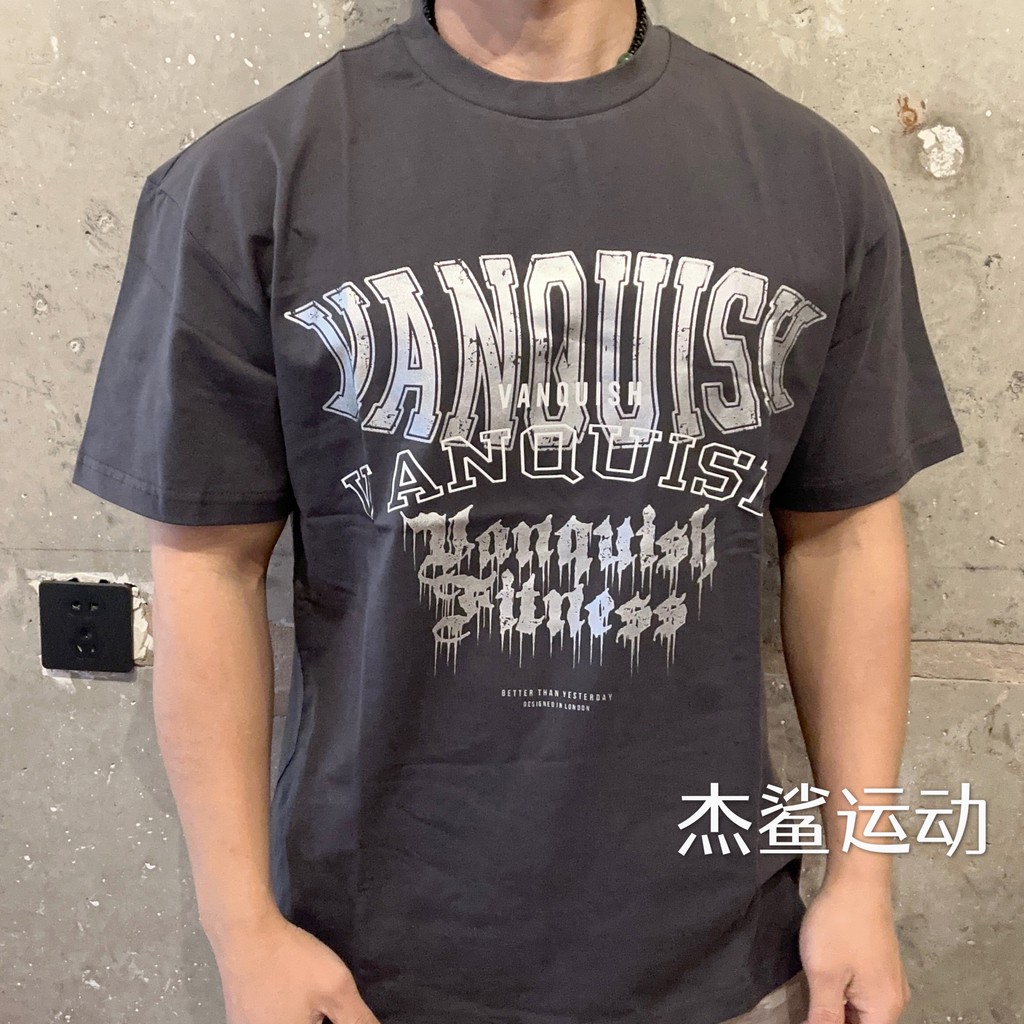 VANQUISH TSP เสื้อลำลองผ้าฝ้ายหลวมแขนสั้น พิมพ์ลายเรโทรรอบคอ