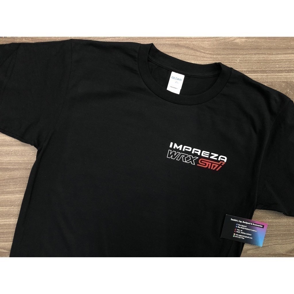 เสื้อยืดสีดำธีมหลังรถ Subaru Impreza WRX STI ปี 2025