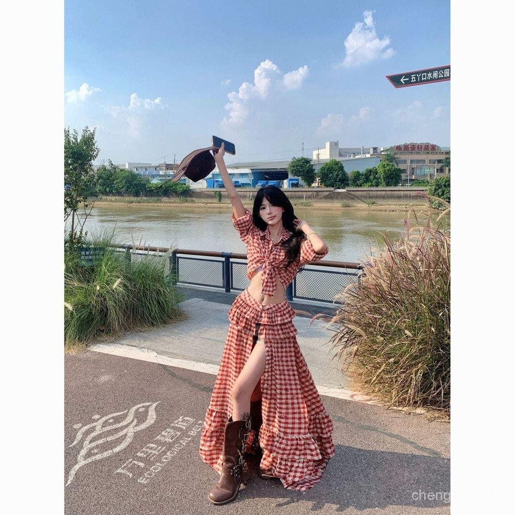 ชุดสองชิ้นสำหรับวันหยุด: เสื้อเชิ้ตแขนยาวลายสก๊อตสีแดงและกระโปรงครึ่งความยาว