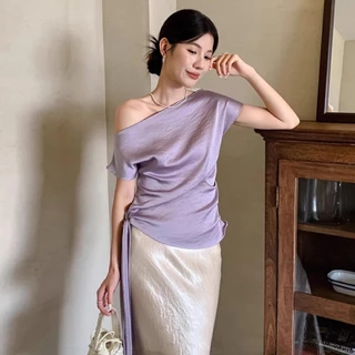 Chili Koko เสื้อยืดแขนสั้นผ้าซาตินคอเฉียงสไตล์ฝรั่งเศสสำหรับผู้หญิงช่วงฤดูร้อน ชายเสื้อริบบิ้น สง่างาม 99168
