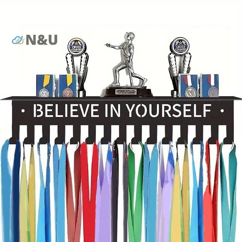 N&U เหรียญชั้นวางจอแสดงผลโลหะเหรียญแขวนผู้ถือติดผนังความจุขนาดใหญ่ผู้ถือรางวัลสําหรับการแข่งขันฟุตบอลบาสเกตบอลกีฬาคาราเต้ COD