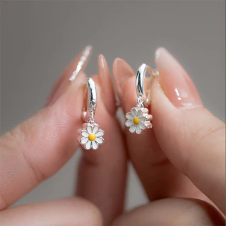 Daisy Hoop ต่างหูสําหรับผู้หญิงดอกไม้งานแต่งงาน Hypoallergenic ต่างหูเจ้าสาวแฟชั่นหูหัวเข็มขัดต่างหูชุบเงินเครื่องประดับ