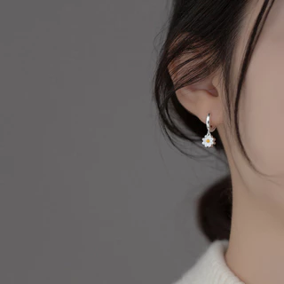 Daisy Hoop ต่างหูสําหรับผู้หญิงดอกไม้งานแต่งงาน Hypoallergenic ต่างหูเจ้าสาวแฟชั่นหูหัวเข็มขัดต่างหูชุบเงินเครื่องประดับ