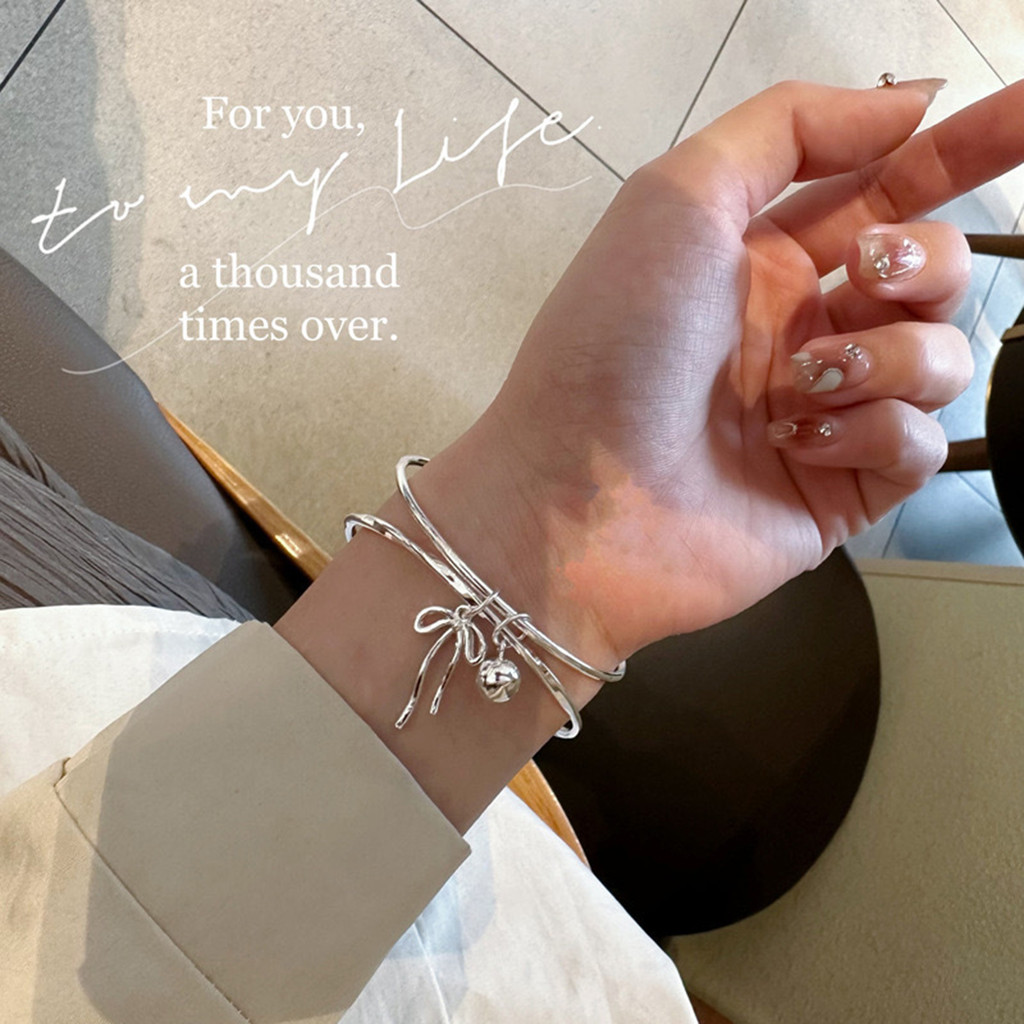 สร้อยข้อมือกระดิ่งขนาดเล็กกุทัณฑ์โลหะผสมลําลองสําหรับสุภาพสตรี