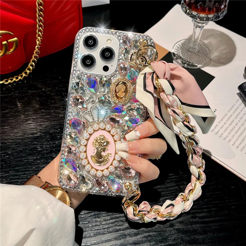 สําหรับiPhone 17 Pro Max 17 Air 16 15 14 13 12 11 Pro Max PlusปลอกBling Rhinestone 3D Crown Pearlsกรณีผ้าไหมผ้าพันคอสร้อยข้อมือโซ่ปกหลังสําหรับiPhone XR 7 8 Plus